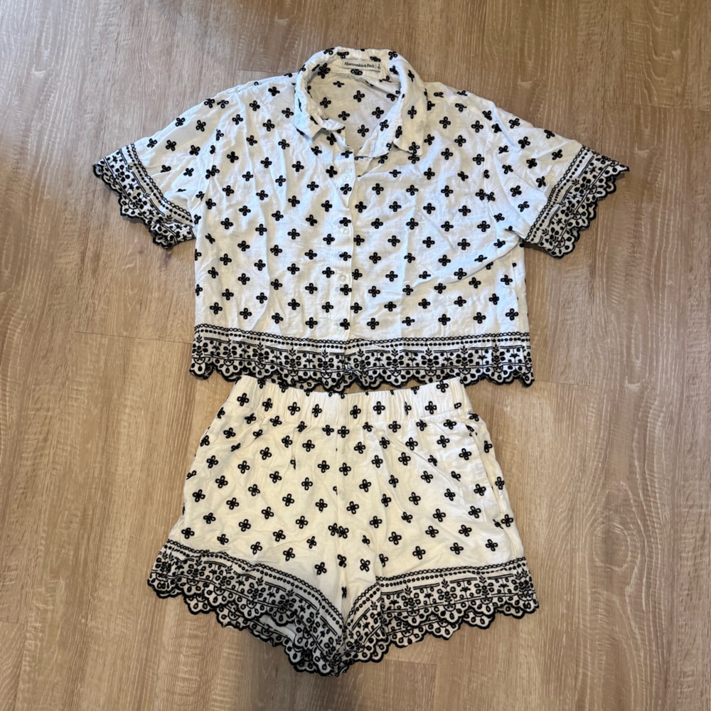 Abercrombie & Fitch Black and White Eyelet Set - Picture 4 of 6